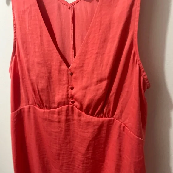 Sleeveless V-neck front and back smooth coral top banana republic, size large - Picture 2 of 4